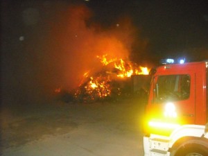 1396122675-incendio-nella-discarica-di-pozzo-bollente-a-vittoria